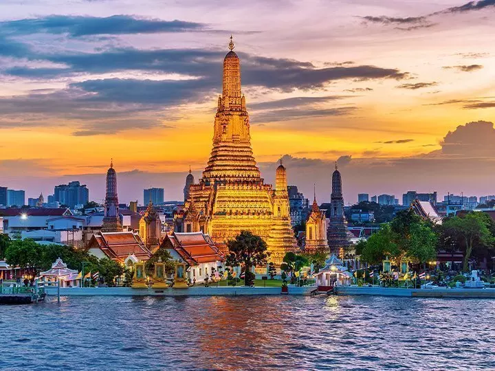 Wat Arun Temple at sunset, in Bangkok, Thailand