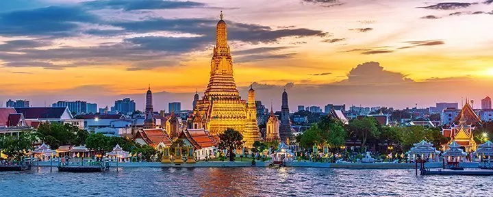 Wat Arun Temple at sunset, in Bangkok, Thailand