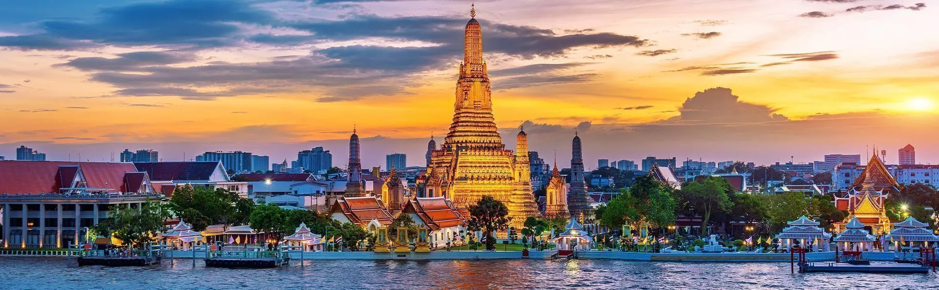 Wat Arun Temple at sunset, in Bangkok, Thailand