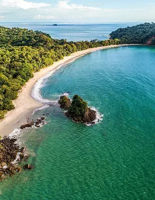 Landscape at Playa Espadilla beach in Manuel Antonio National Park